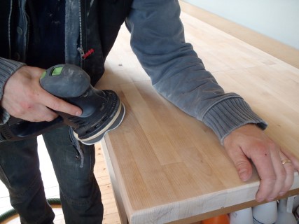 Finputsning av björkbänkskiva